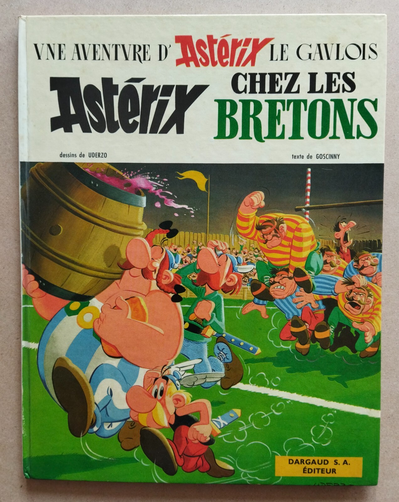 UDERZO / GOSCINNY  -- ASTÉRIX (8). CHEZ LES BRETONS --  EO 1966. QUASI NEUF.