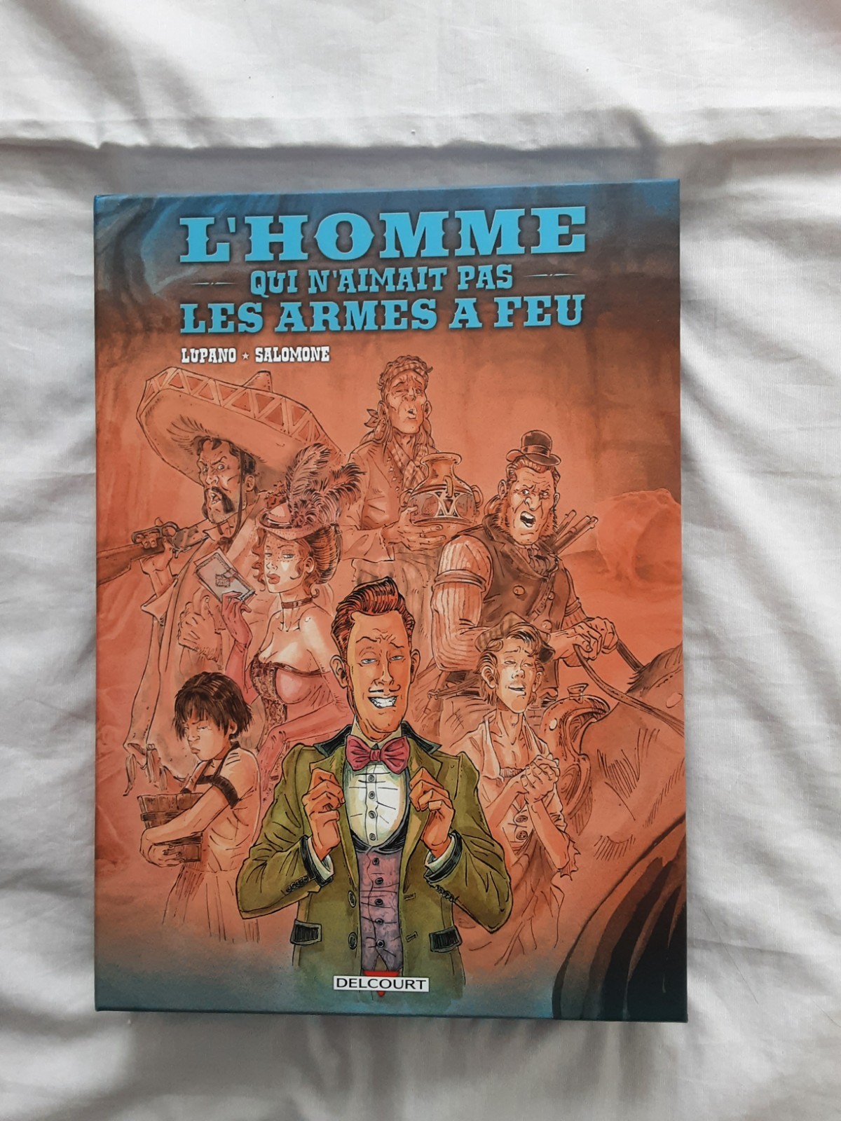 L'HOMME QUI N'AIMAIT PAS LES ARMES A FEU  COFFRET DELCOURT .SALOMONE DÉDICACÉ EO