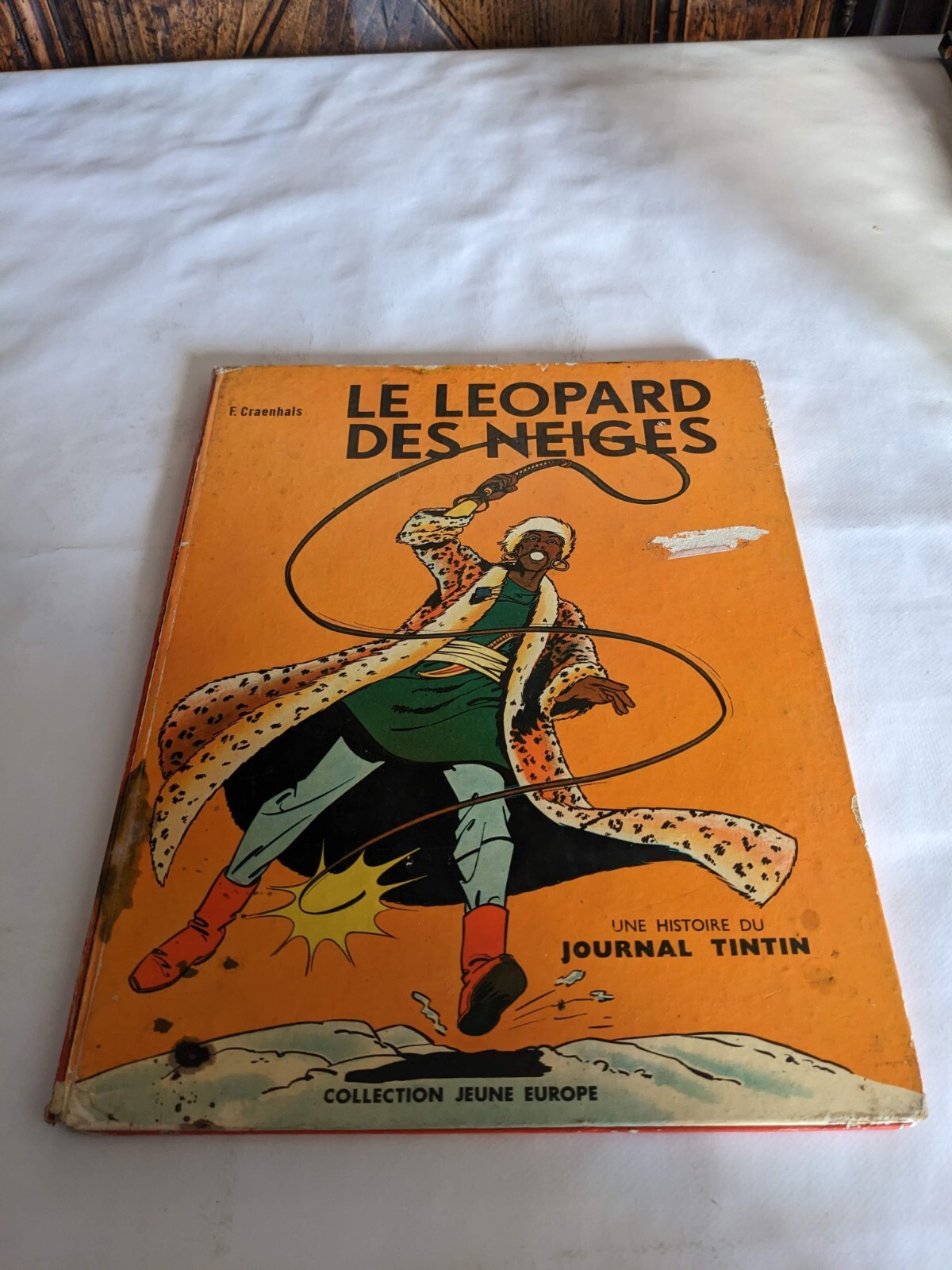 LE LEOPARD DES NEIGES AVEC DOS ROUGE	EO 